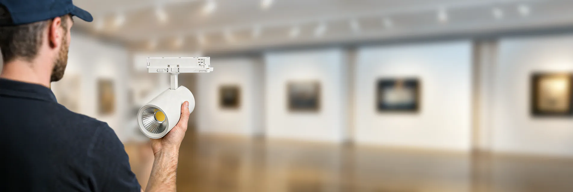 Noxion Delta Pro rail spot Noxion Delta Pro rail spot vastgehouden door een installateur in een museum